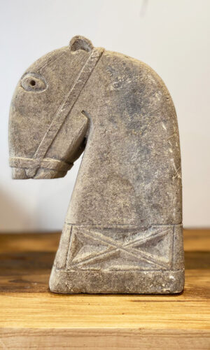 statue en pierre cheval